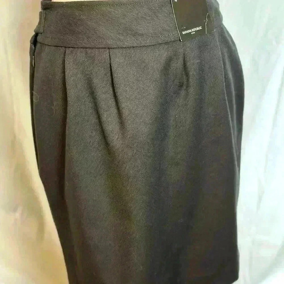 Banana Republic Lined Skirt with Gold accent Buttons (Size 4) - Picture 12 of 15